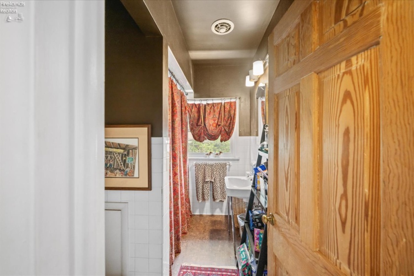504 Perry Street, Port Clinton, 43452, 7 Bedrooms Bedrooms, ,5 BathroomsBathrooms,Residential,For Sale,Perry,20262663