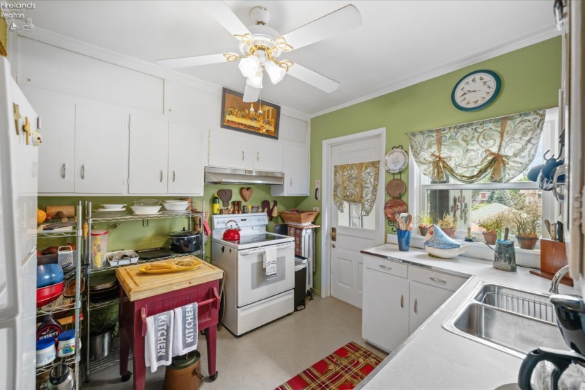 504 Perry Street, Port Clinton, 43452, 7 Bedrooms Bedrooms, ,5 BathroomsBathrooms,Residential,For Sale,Perry,20262663