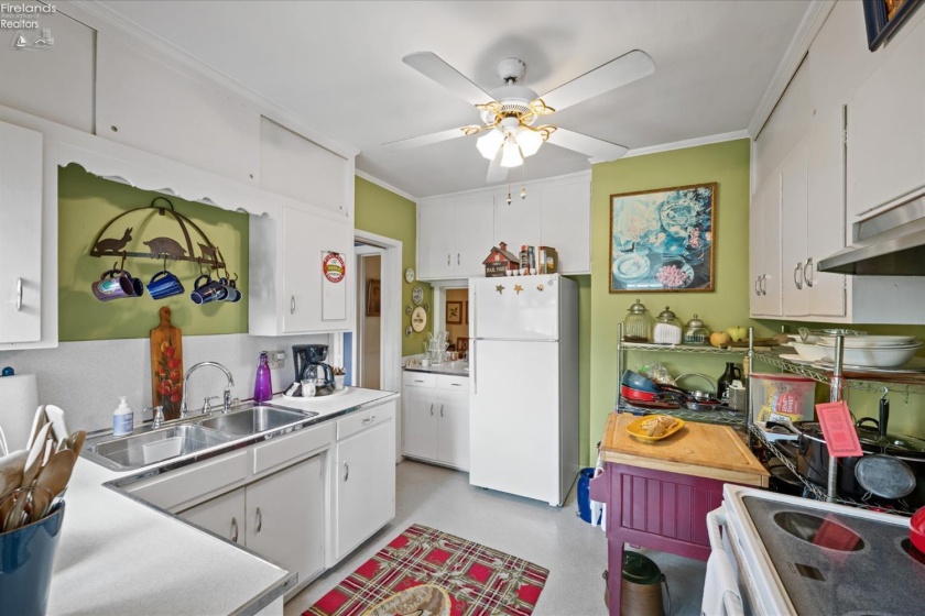 504 Perry Street, Port Clinton, 43452, 7 Bedrooms Bedrooms, ,5 BathroomsBathrooms,Residential,For Sale,Perry,20262663