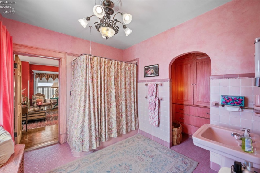 504 Perry Street, Port Clinton, 43452, 7 Bedrooms Bedrooms, ,5 BathroomsBathrooms,Residential,For Sale,Perry,20262663