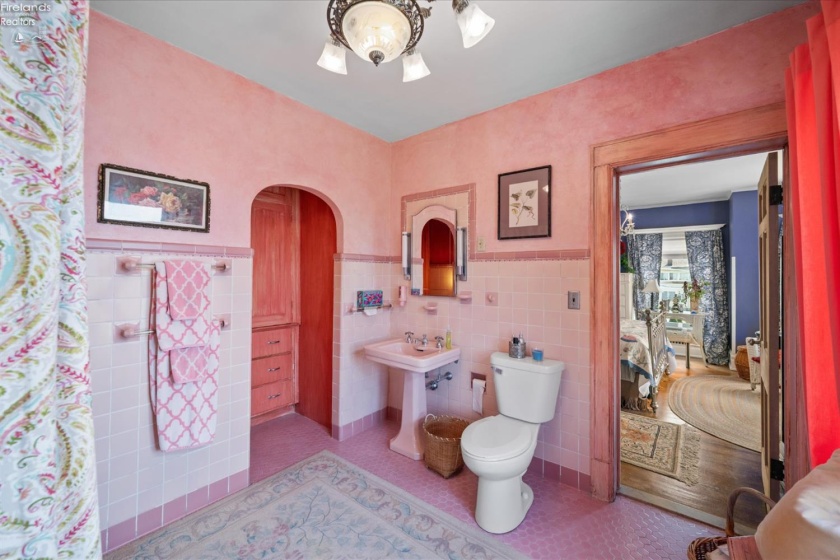 504 Perry Street, Port Clinton, 43452, 7 Bedrooms Bedrooms, ,5 BathroomsBathrooms,Residential,For Sale,Perry,20262663
