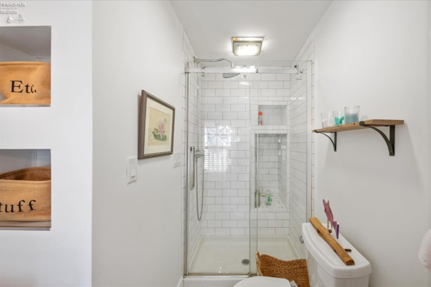504 Perry Street, Port Clinton, 43452, 7 Bedrooms Bedrooms, ,5 BathroomsBathrooms,Residential,For Sale,Perry,20262663