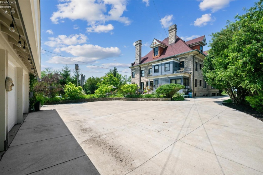 504 Perry Street, Port Clinton, 43452, 7 Bedrooms Bedrooms, ,5 BathroomsBathrooms,Residential,For Sale,Perry,20262663