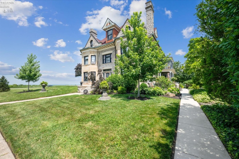 504 Perry Street, Port Clinton, 43452, 7 Bedrooms Bedrooms, ,5 BathroomsBathrooms,Residential,For Sale,Perry,20262663