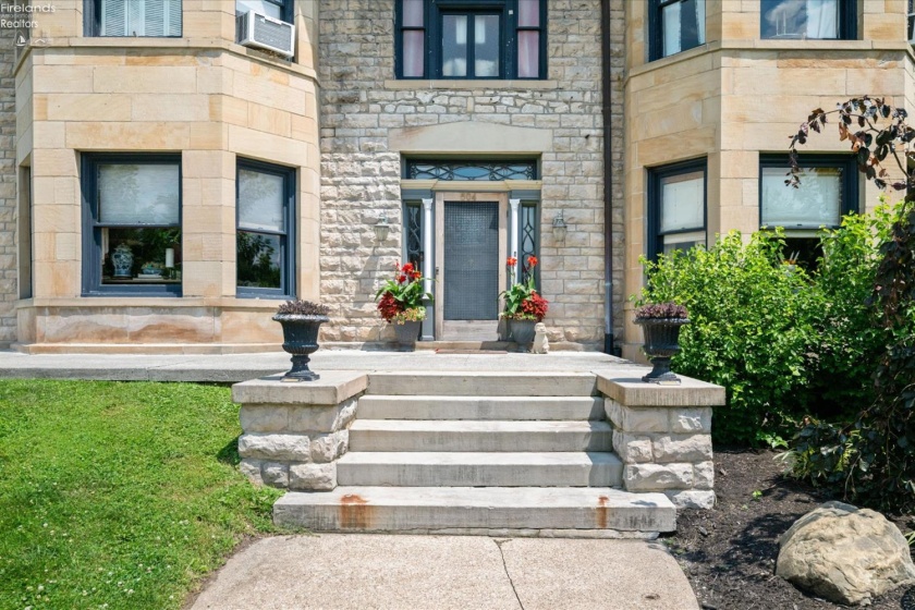 504 Perry Street, Port Clinton, 43452, 7 Bedrooms Bedrooms, ,5 BathroomsBathrooms,Residential,For Sale,Perry,20262663