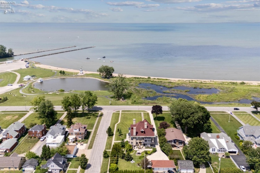 504 Perry Street, Port Clinton, 43452, 7 Bedrooms Bedrooms, ,5 BathroomsBathrooms,Residential,For Sale,Perry,20262663