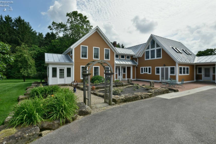 2863 Bell Road, Mansfield, 44904, 6 Bedrooms Bedrooms, ,5 BathroomsBathrooms,Residential,For Sale,Bell,20262792