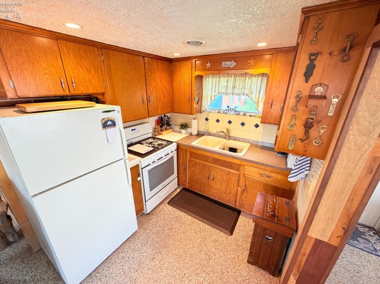 5821 Peach Street, Port Clinton, 43452, 2 Bedrooms Bedrooms, ,1 BathroomBathrooms,Residential,For Sale,Peach,20262820