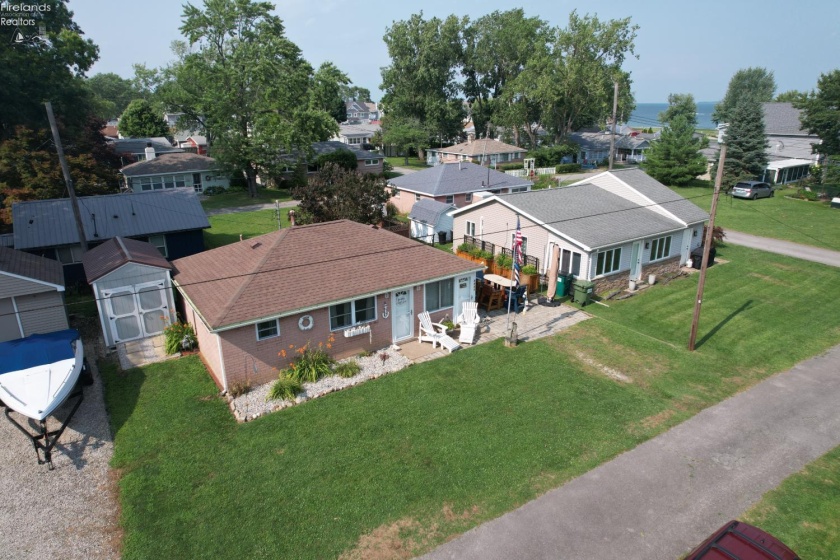 5821 Peach Street, Port Clinton, 43452, 2 Bedrooms Bedrooms, ,1 BathroomBathrooms,Residential,For Sale,Peach,20262820