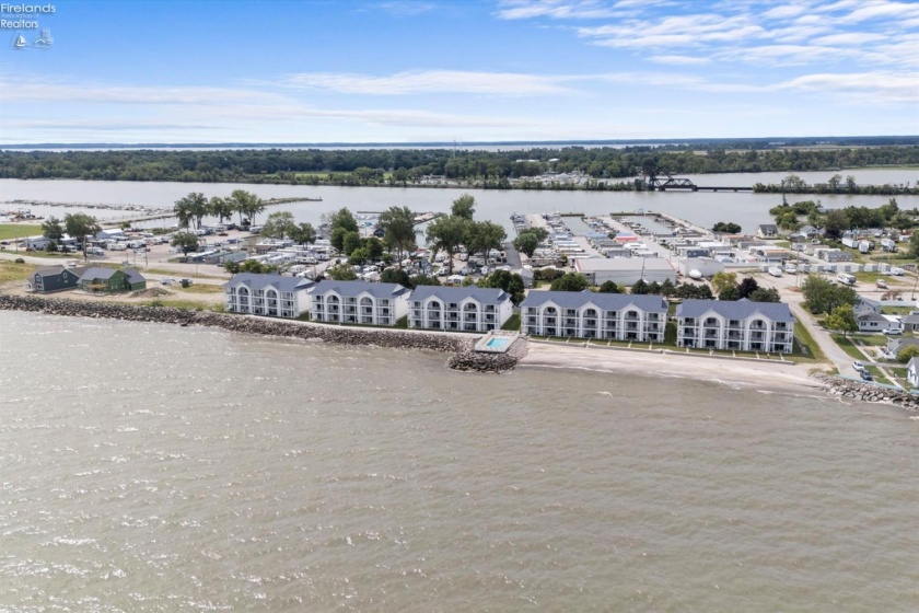 1187 Lakeshore Drive, Port Clinton, 43452, 2 Bedrooms Bedrooms, ,4 BathroomsBathrooms,Residential,For Sale,Lakeshore,20262835