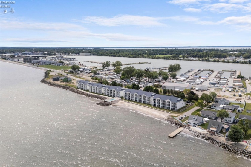 1187 Lakeshore Drive, Port Clinton, 43452, 2 Bedrooms Bedrooms, ,4 BathroomsBathrooms,Residential,For Sale,Lakeshore,20262835