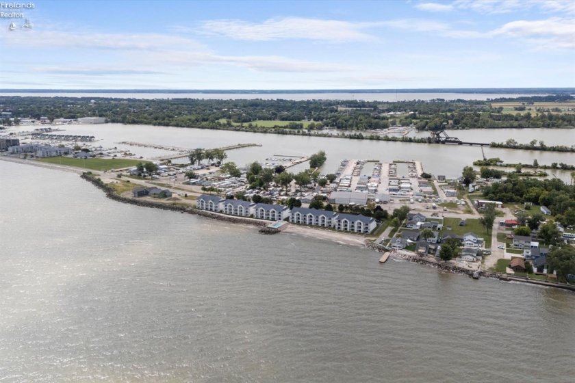1187 Lakeshore Drive, Port Clinton, 43452, 2 Bedrooms Bedrooms, ,4 BathroomsBathrooms,Residential,For Sale,Lakeshore,20262835