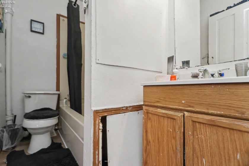 24 Emerald Street, Willard, 44890, ,Multiple Units,For Sale,Emerald,20262908