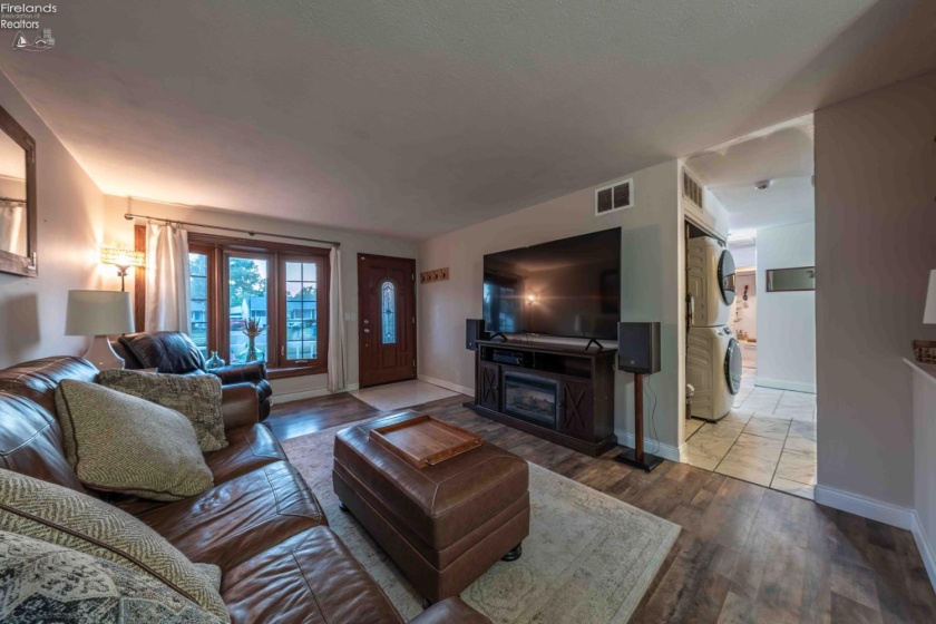 303 Erieview, Sheffield Lake, 44054, 3 Bedrooms Bedrooms, ,1 BathroomBathrooms,Residential,For Sale,Erieview,20262975