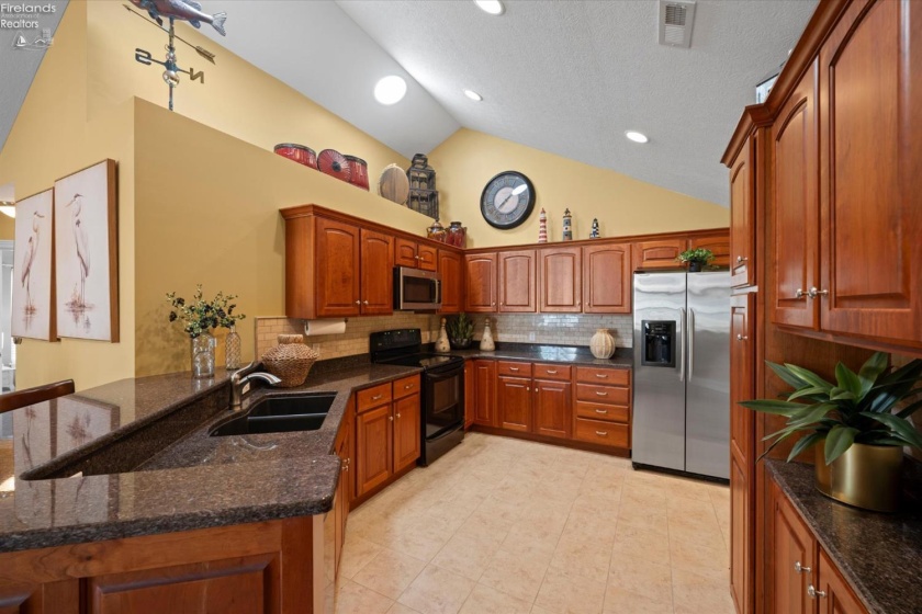 2749 Canterbury, Port Clinton, 43452, 3 Bedrooms Bedrooms, ,2 BathroomsBathrooms,Residential,For Sale,Canterbury,20263105