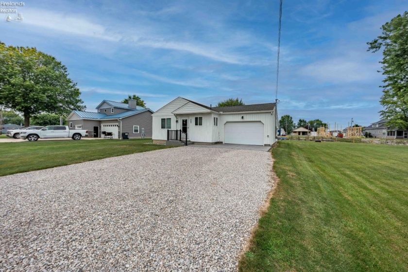 3125 Canal Road, Port Clinton, 43452, 2 Bedrooms Bedrooms, ,1 BathroomBathrooms,Residential,For Sale,Canal,20263073