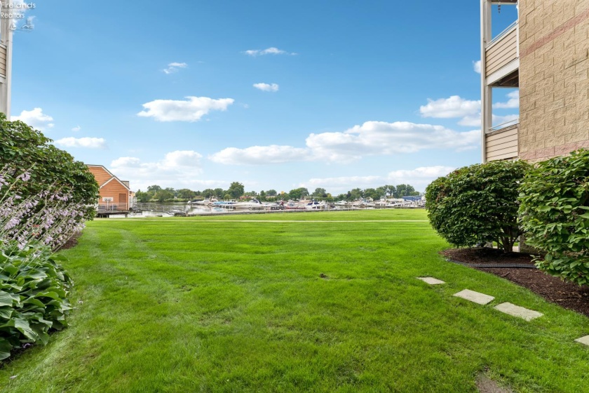 24 Marina Point Drive, Sandusky, 44870, 2 Bedrooms Bedrooms, ,2 BathroomsBathrooms,Residential,For Sale,Marina Point,20263205