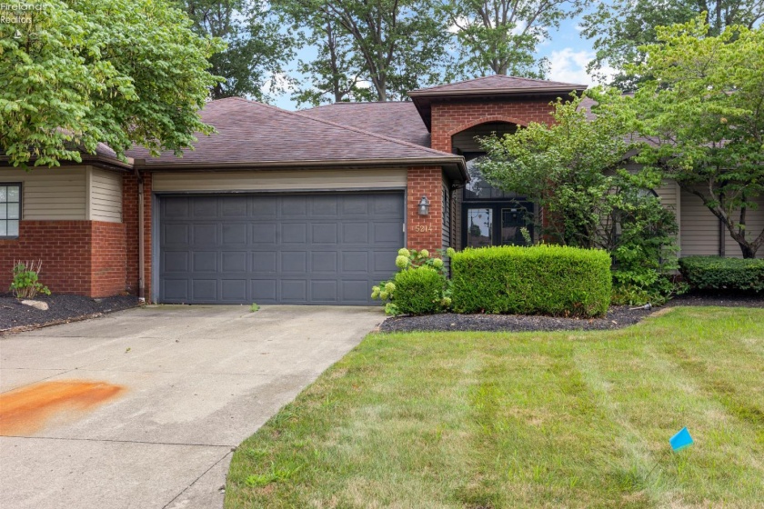 5214 Parkhurst Drive, Sheffield Village, 44054, 2 Bedrooms Bedrooms, ,2 BathroomsBathrooms,Residential,For Sale,Parkhurst,20263271