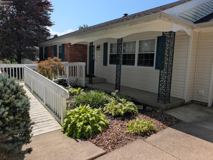 1762 Oak Drive, Fremont, 43420, 3 Bedrooms Bedrooms, ,2 BathroomsBathrooms,Residential,For Sale,Oak,20263115