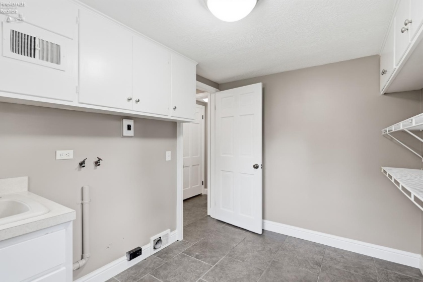 9 Meadow Lane, Tiffin, 44883, 4 Bedrooms Bedrooms, ,3 BathroomsBathrooms,Residential,For Sale,Meadow,20263216
