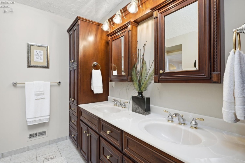 1560 Compass Avenue, Port Clinton, 43452, 3 Bedrooms Bedrooms, ,2 BathroomsBathrooms,Residential,For Sale,Compass,20263325