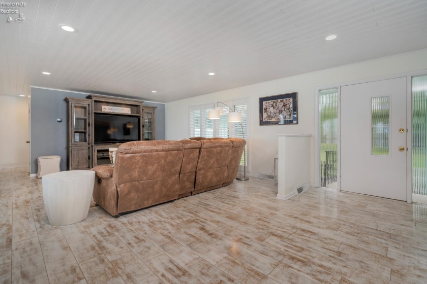 725 Lake Street, Marblehead, 43440, 3 Bedrooms Bedrooms, ,3 BathroomsBathrooms,Residential,For Sale,Lake,20263298
