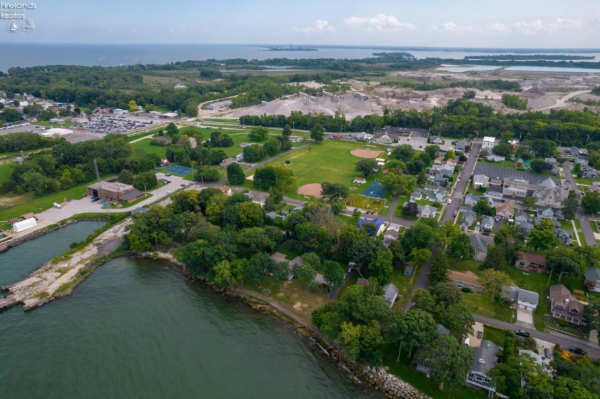 725 Lake Street, Marblehead, 43440, 3 Bedrooms Bedrooms, ,3 BathroomsBathrooms,Residential,For Sale,Lake,20263298