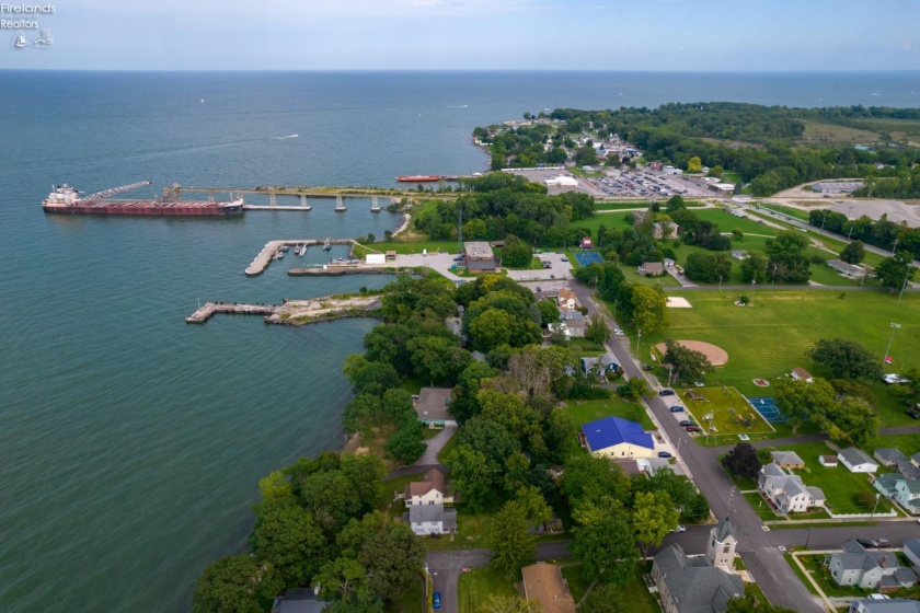 725 Lake Street, Marblehead, 43440, 3 Bedrooms Bedrooms, ,3 BathroomsBathrooms,Residential,For Sale,Lake,20263298