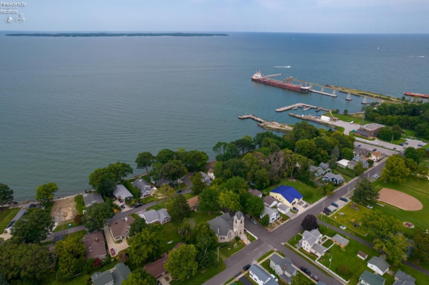 725 Lake Street, Marblehead, 43440, 3 Bedrooms Bedrooms, ,3 BathroomsBathrooms,Residential,For Sale,Lake,20263298