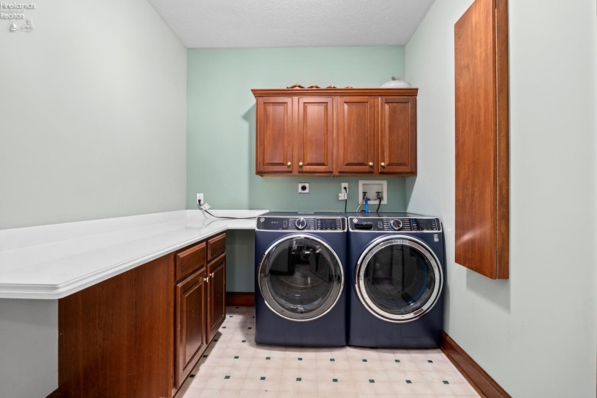 6232 Oak Point Estates, Lorain, 44053, 4 Bedrooms Bedrooms, ,4 BathroomsBathrooms,Residential,For Sale,Oak Point Estates,20263356