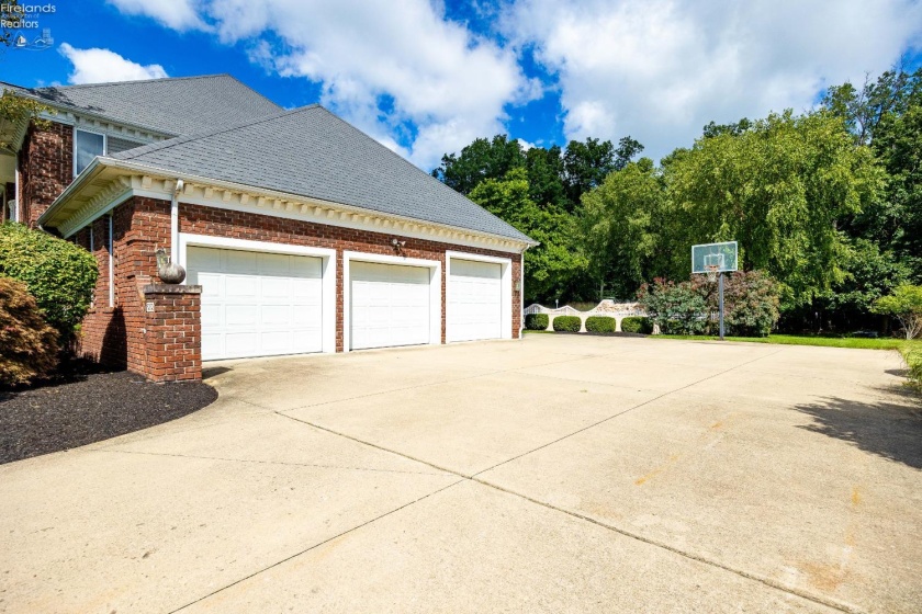 6232 Oak Point Estates, Lorain, 44053, 4 Bedrooms Bedrooms, ,4 BathroomsBathrooms,Residential,For Sale,Oak Point Estates,20263356