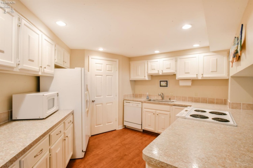 711 Lakeshore Drive, Port Clinton, 43452, 2 Bedrooms Bedrooms, ,2 BathroomsBathrooms,Residential,For Sale,Lakeshore,20263413