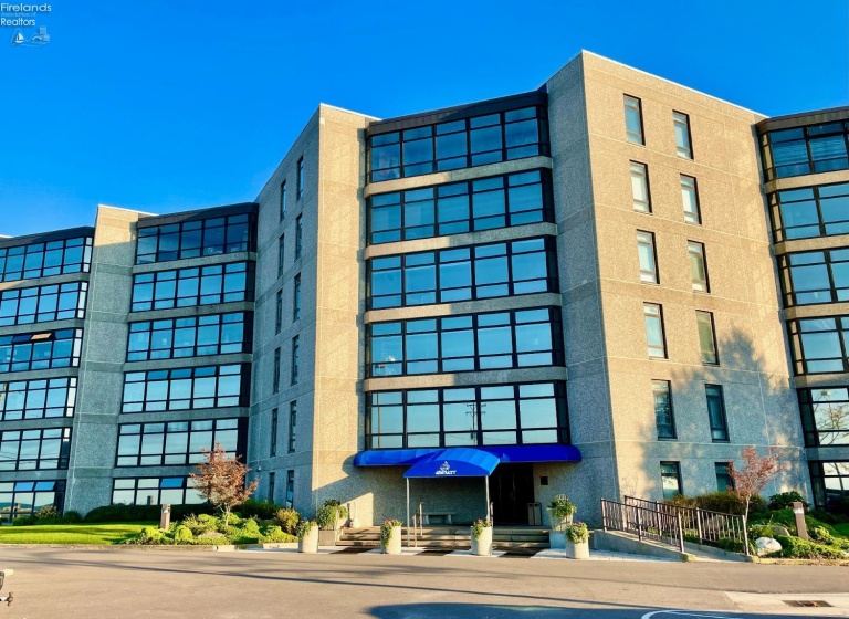 711 Lakeshore Drive, Port Clinton, 43452, 2 Bedrooms Bedrooms, ,2 BathroomsBathrooms,Residential,For Sale,Lakeshore,20263413
