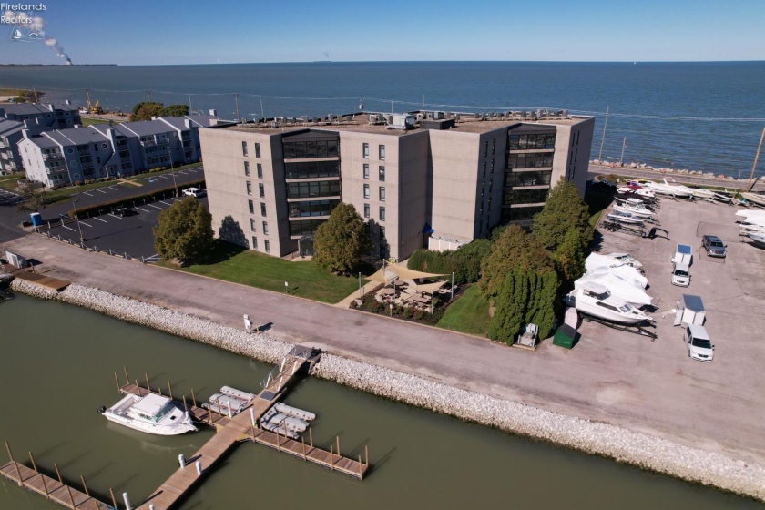 711 Lakeshore Drive, Port Clinton, 43452, 2 Bedrooms Bedrooms, ,2 BathroomsBathrooms,Residential,For Sale,Lakeshore,20263413