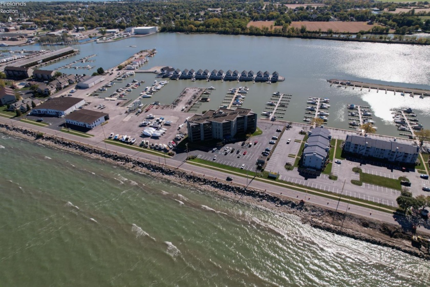 711 Lakeshore Drive, Port Clinton, 43452, 2 Bedrooms Bedrooms, ,2 BathroomsBathrooms,Residential,For Sale,Lakeshore,20263413