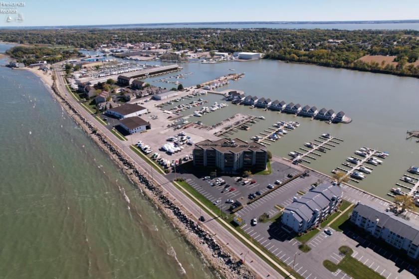 711 Lakeshore Drive, Port Clinton, 43452, 2 Bedrooms Bedrooms, ,2 BathroomsBathrooms,Residential,For Sale,Lakeshore,20263413
