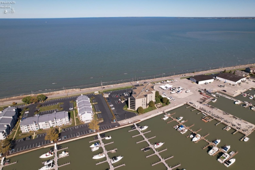 711 Lakeshore Drive, Port Clinton, 43452, 2 Bedrooms Bedrooms, ,2 BathroomsBathrooms,Residential,For Sale,Lakeshore,20263413
