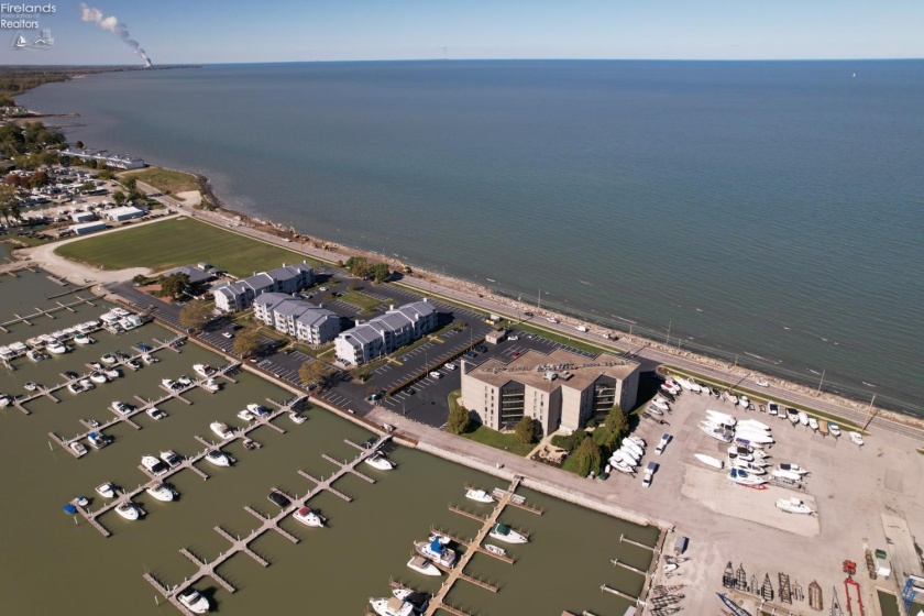 711 Lakeshore Drive, Port Clinton, 43452, 2 Bedrooms Bedrooms, ,2 BathroomsBathrooms,Residential,For Sale,Lakeshore,20263413