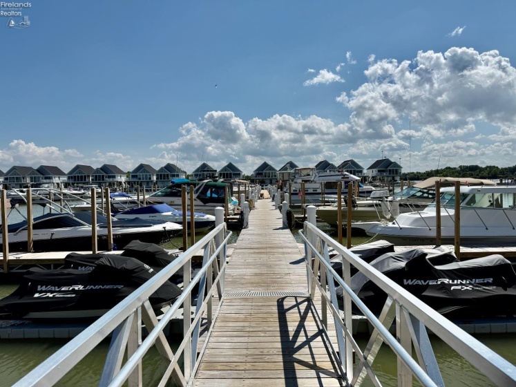 711 Lakeshore Drive, Port Clinton, 43452, 2 Bedrooms Bedrooms, ,2 BathroomsBathrooms,Residential,For Sale,Lakeshore,20263413