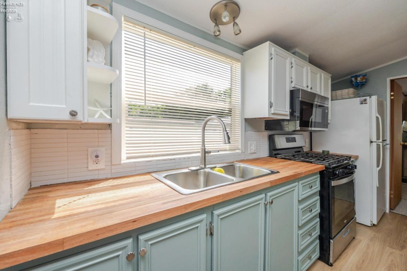 1828 Bay Drive, Port Clinton, 43452, 3 Bedrooms Bedrooms, ,2 BathroomsBathrooms,Residential,For Sale,Bay,20263323