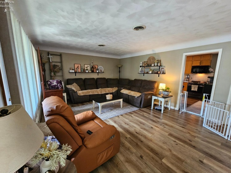 811 Lee Avenue, Port Clinton, 43452, 3 Bedrooms Bedrooms, ,2 BathroomsBathrooms,Residential,For Sale,Lee,20263349