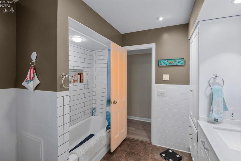 7 Parkwood Drive, Bowling Green, 43402, 4 Bedroom Bedrooms, ,2 BathroomBathrooms,Residential,For Sale,Parkwood,20263466