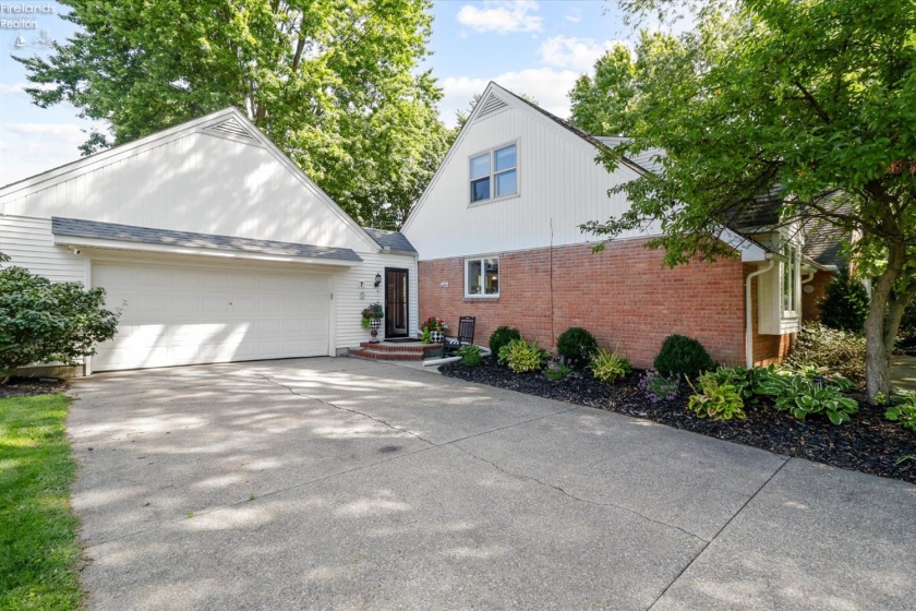 7 Parkwood Drive, Bowling Green, 43402, 4 Bedroom Bedrooms, ,2 BathroomBathrooms,Residential,For Sale,Parkwood,20263466