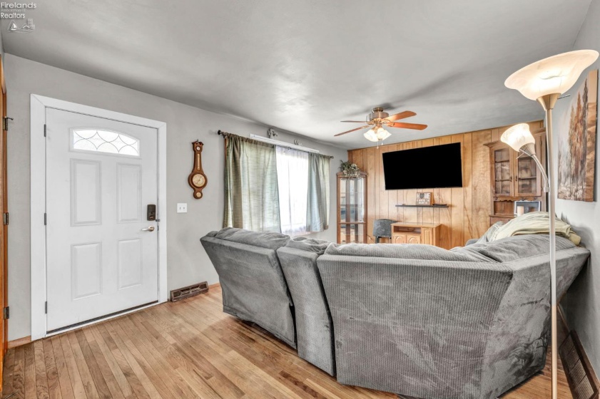 3811 Hoffman Drive, Sandusky, 44870, 3 Bedroom Bedrooms, ,2 BathroomBathrooms,Residential,For Sale,Hoffman,20263474