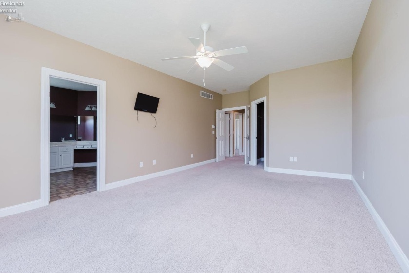 738 Walnut Ridge, Sandusky, 44870, 5 Bedroom Bedrooms, ,4 BathroomBathrooms,Residential,For Sale,Walnut Ridge,20263578