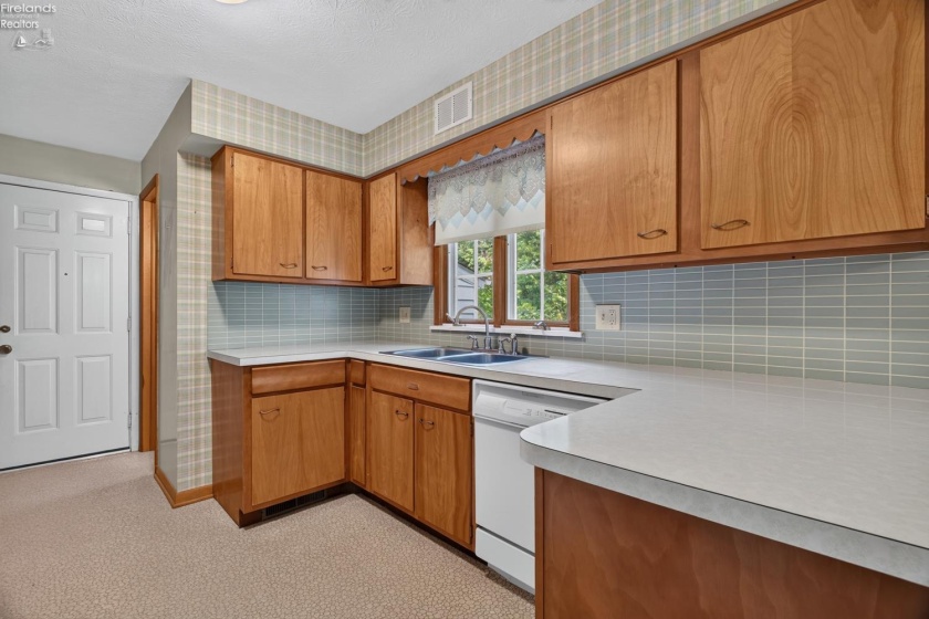 1593 Vermilion Road, Vermilion, 44089, ,2 BathroomBathrooms,Residential,For Sale,Vermilion,20263721