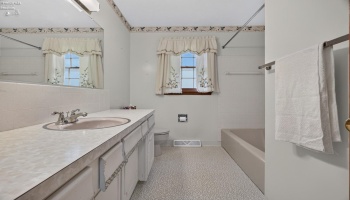 1593 Vermilion Road, Vermilion, 44089, ,2 BathroomBathrooms,Residential,For Sale,Vermilion,20263721