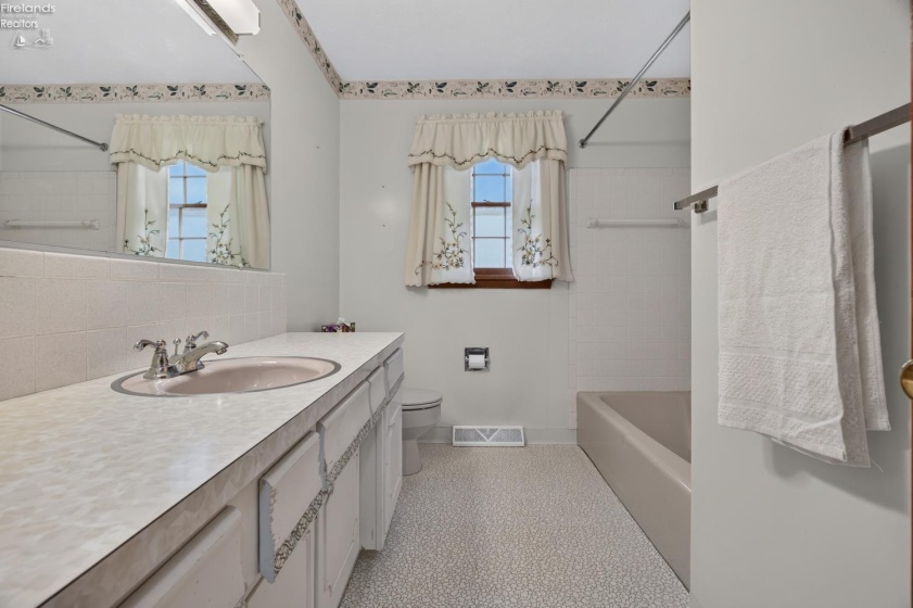1593 Vermilion Road, Vermilion, 44089, ,2 BathroomBathrooms,Residential,For Sale,Vermilion,20263721