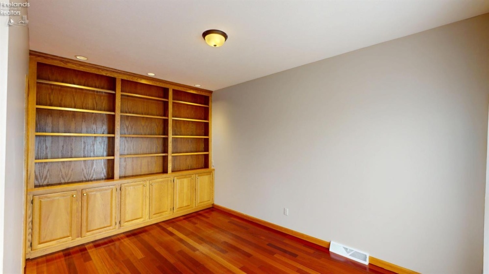 33 Ponds Side Drive, Fremont, 43420, 5 Bedroom Bedrooms, ,4 BathroomBathrooms,Residential,For Sale,Ponds Side,20263749
