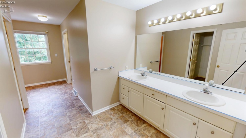 33 Ponds Side Drive, Fremont, 43420, 5 Bedroom Bedrooms, ,4 BathroomBathrooms,Residential,For Sale,Ponds Side,20263749